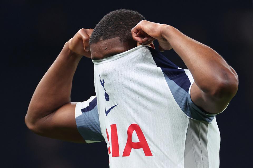 开云APP-1-3！十人热刺5连败+11轮不胜，距降级区仅1分，球迷失望半场退场